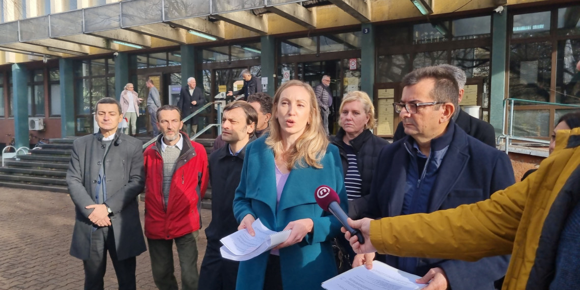 Poslanici Anna Oreg i Janko Veselinović podneli krivične prijave zbog oštećenja zgrade Banovine u Novom Sadu